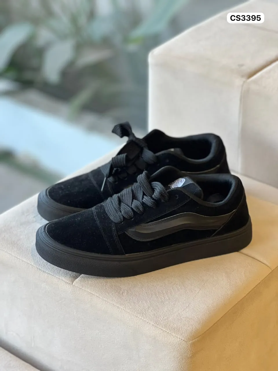 Skate Low in Black Suede
