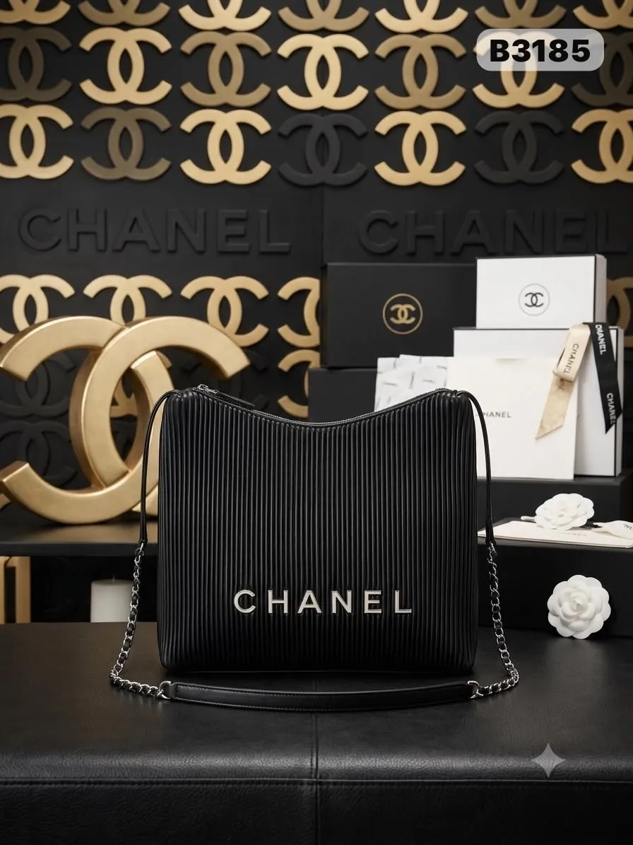 Pleated Chain Shoulder Bag in Black