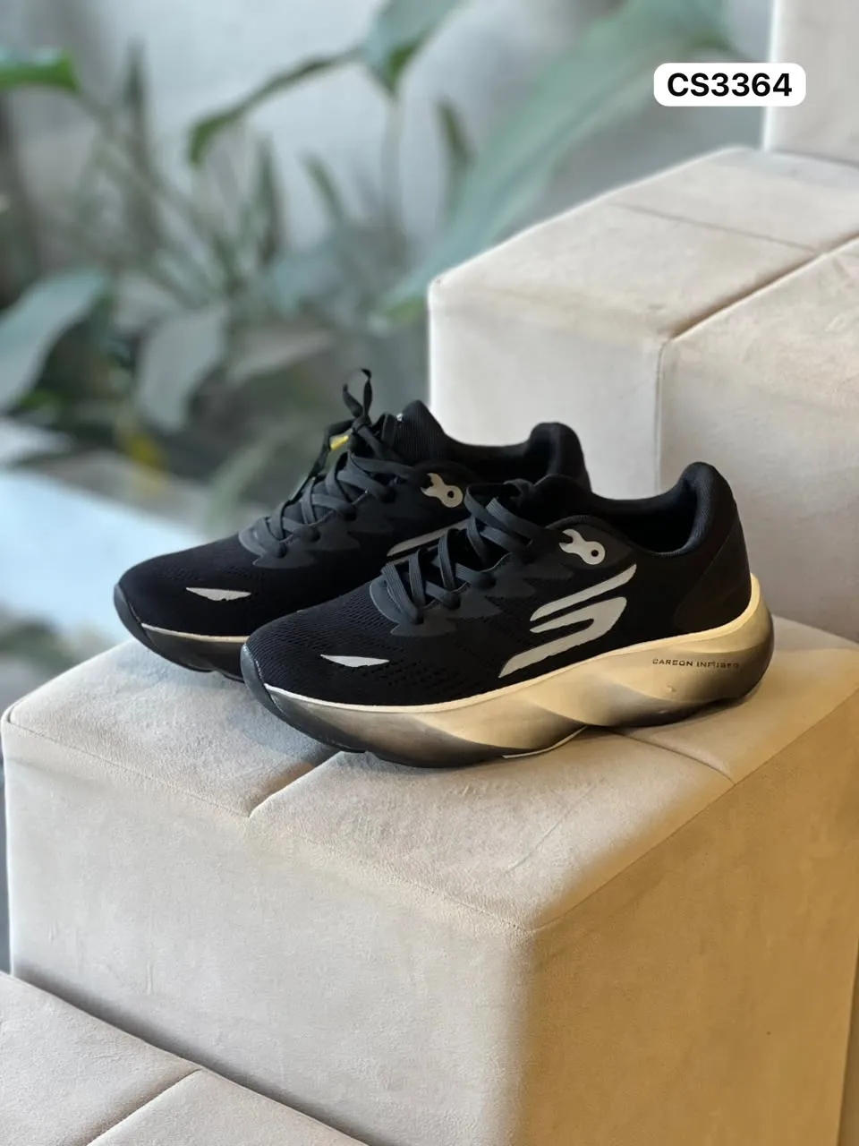 Wave Sole Runner in Black & Silver
