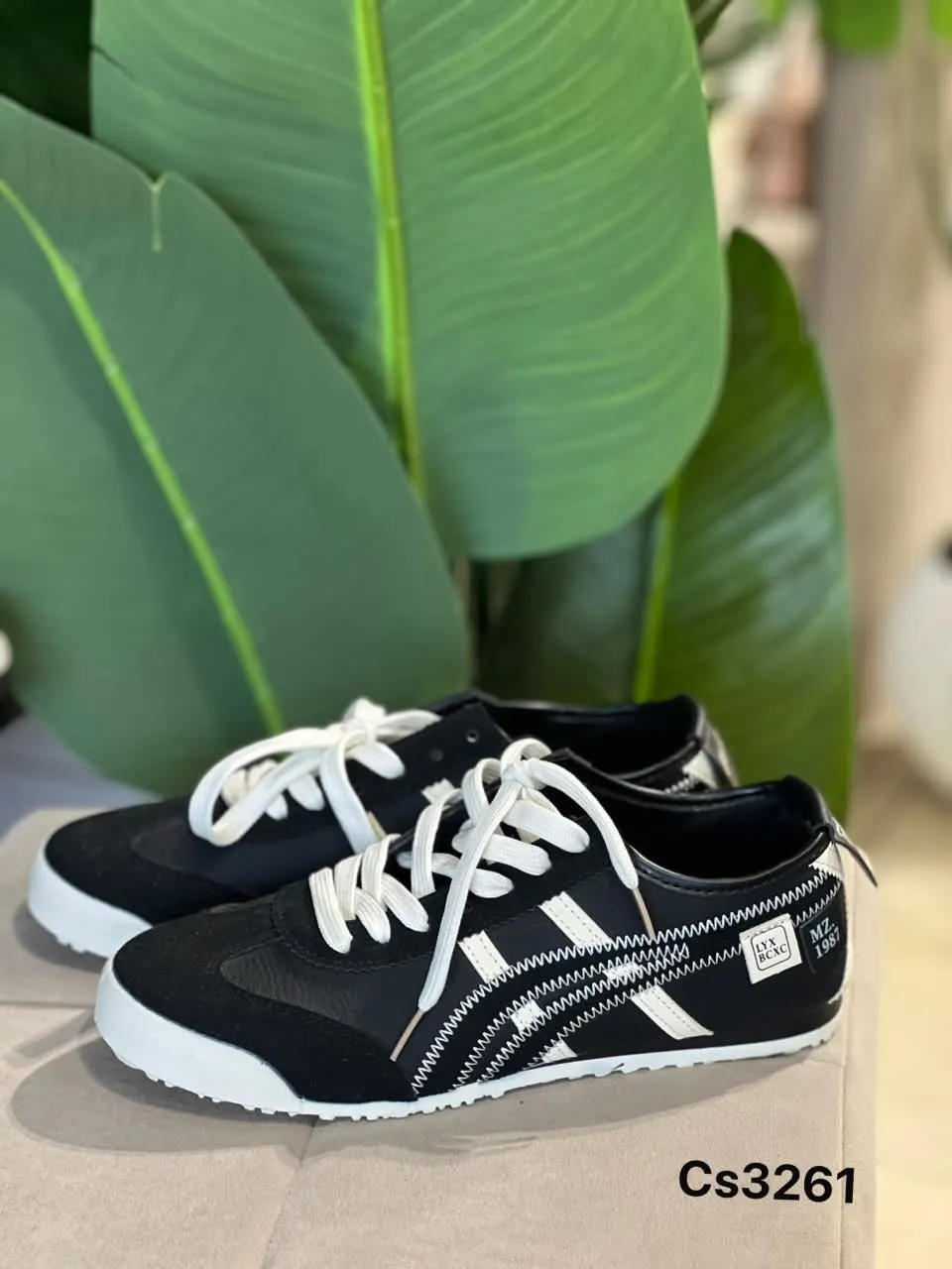 Heritage Trainer in Black & White