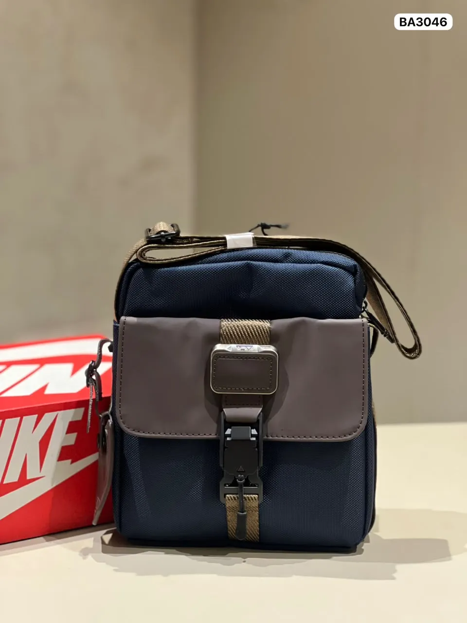 Buckle Messenger in Navy & Grey