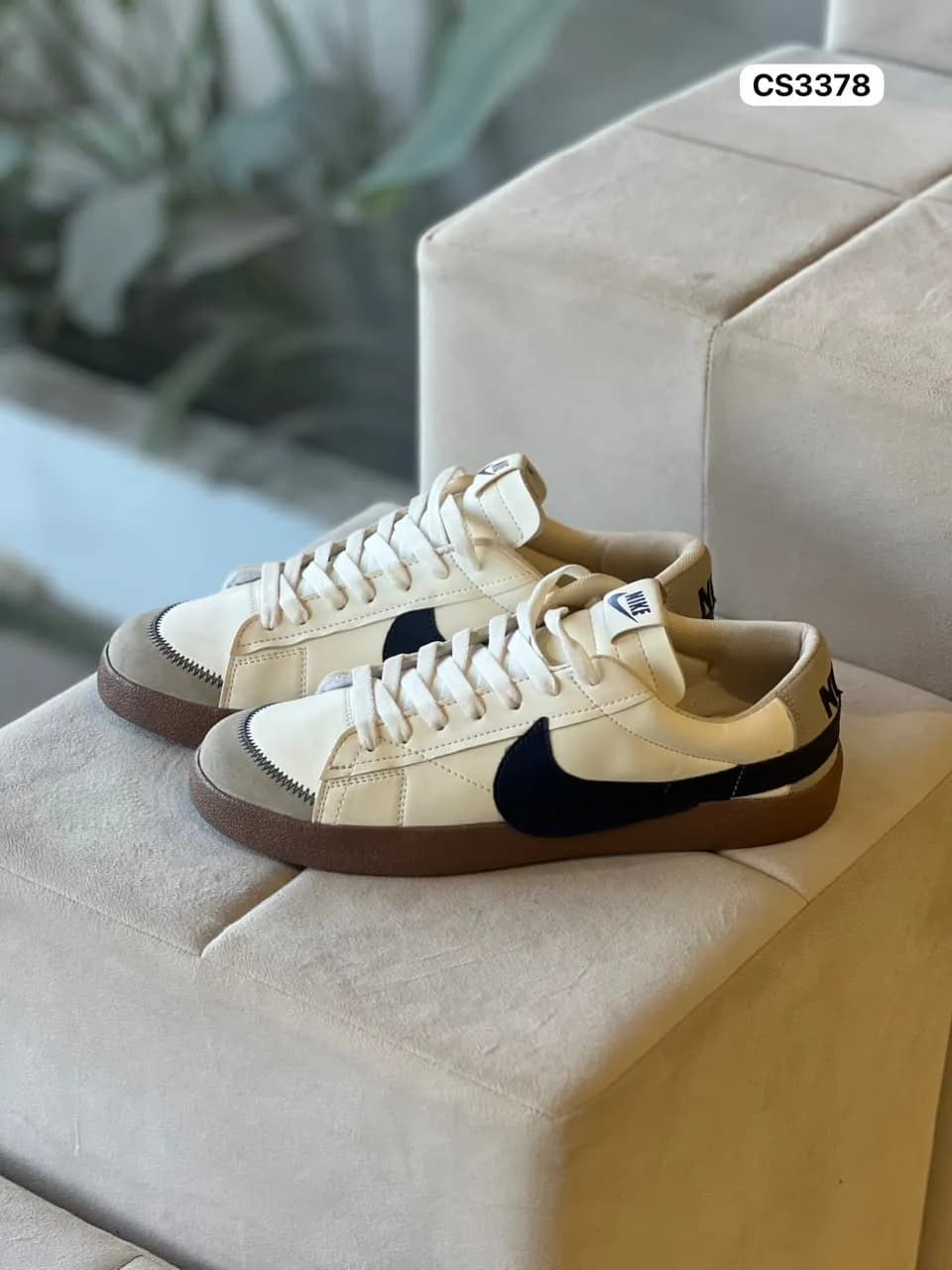 Vintage Court Low in Cream & Navy