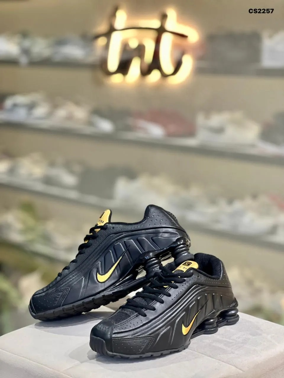Spring Runner in Black & Gold