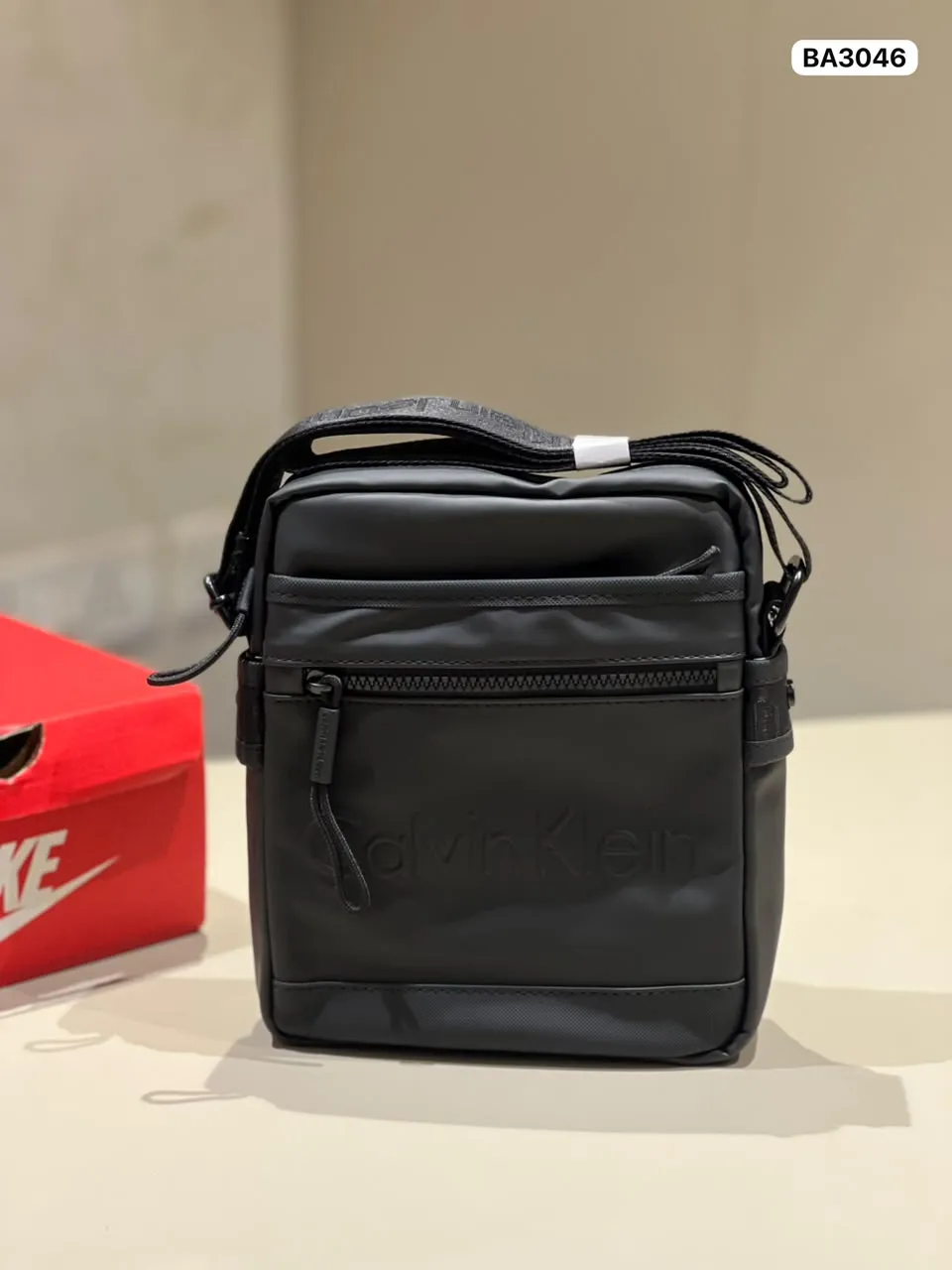 Zip Messenger in Black