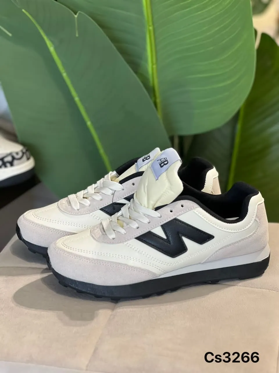 Retro Runner in White & Black