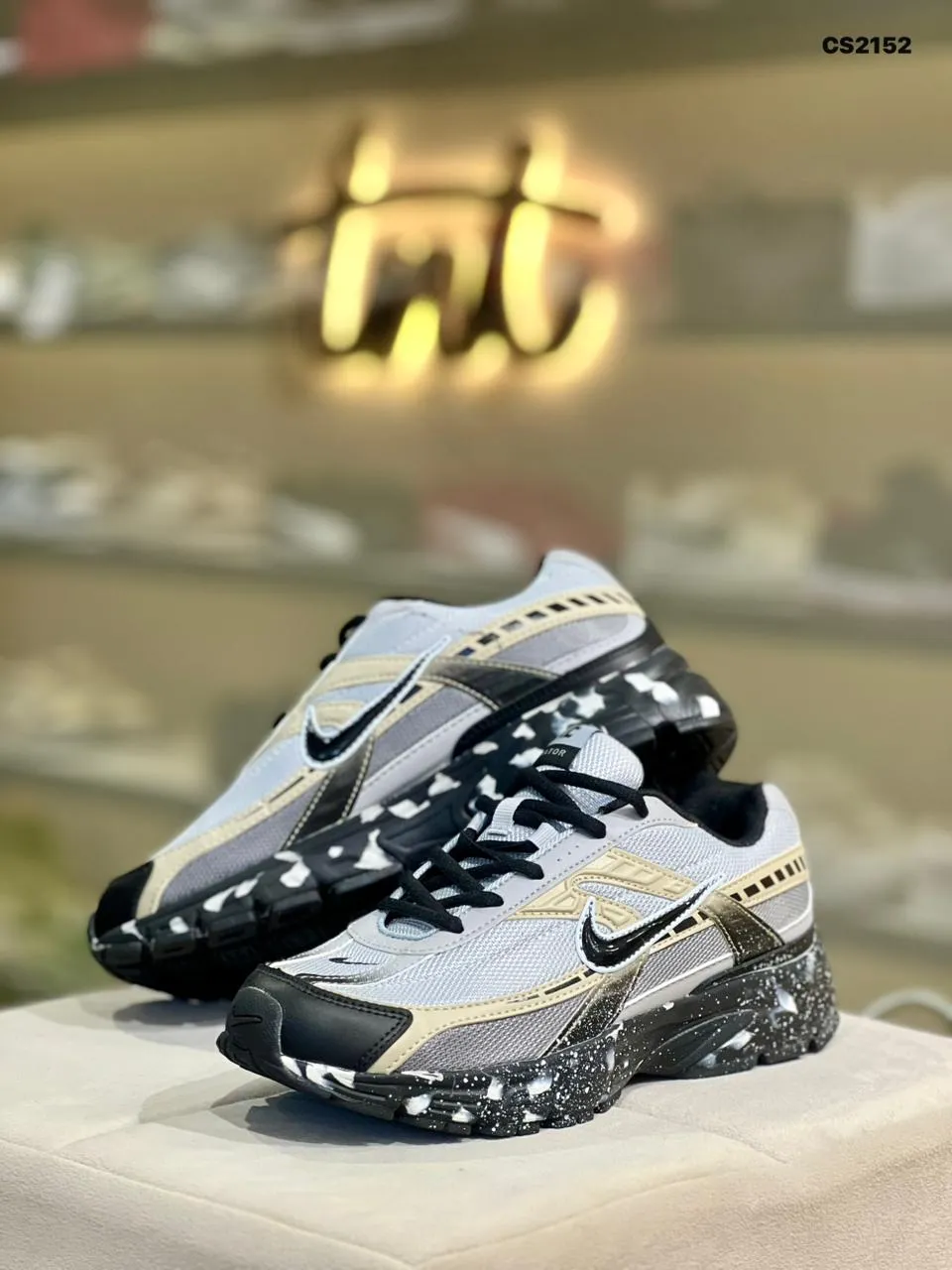 Speckle Runner in Black & White