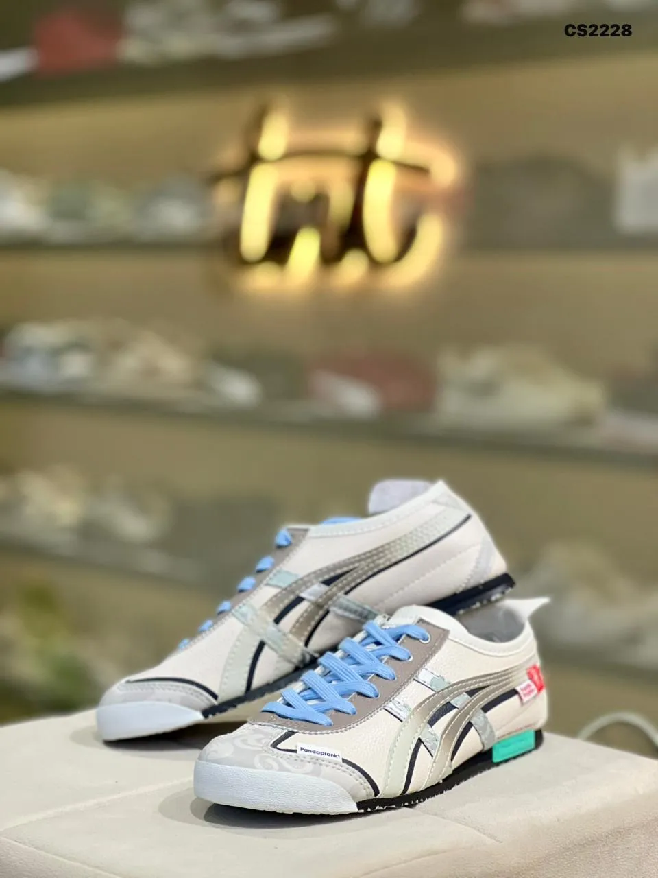 Heritage Trainer in White & Silver