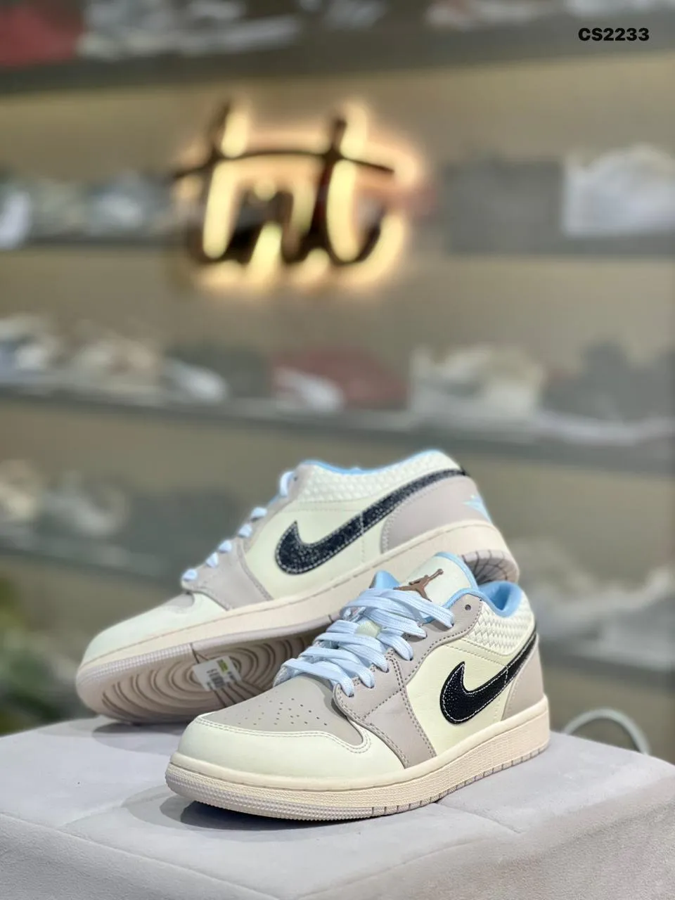 Skate Low in Cream & Black