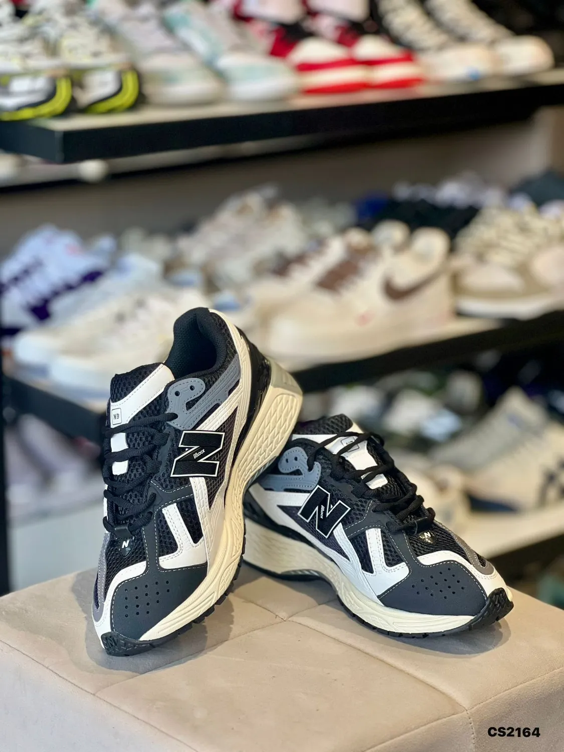 Retro Runner in Navy & Cream