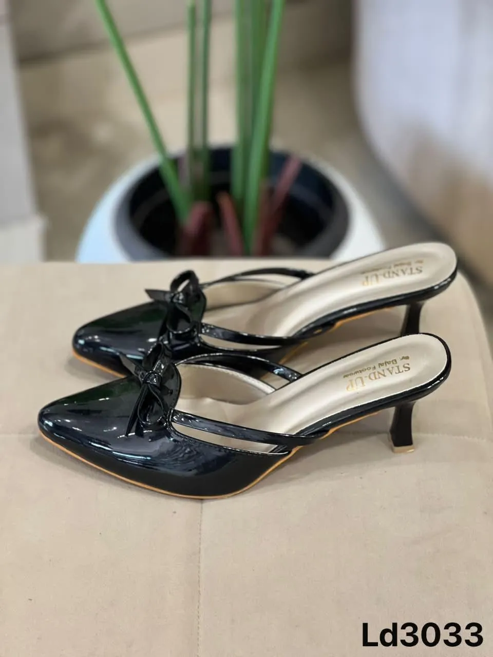 Bow Kitten Mule in Black