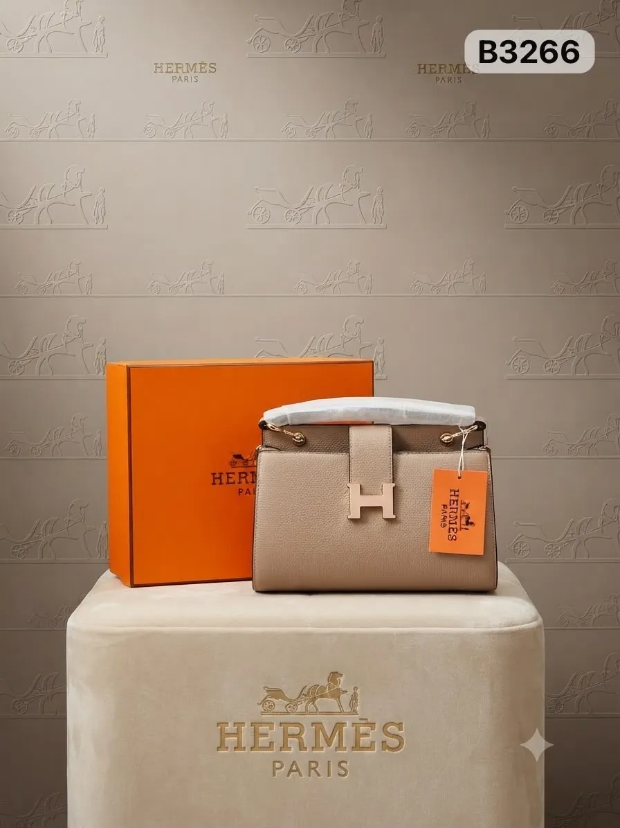 Buckle Clutch Set in Taupe