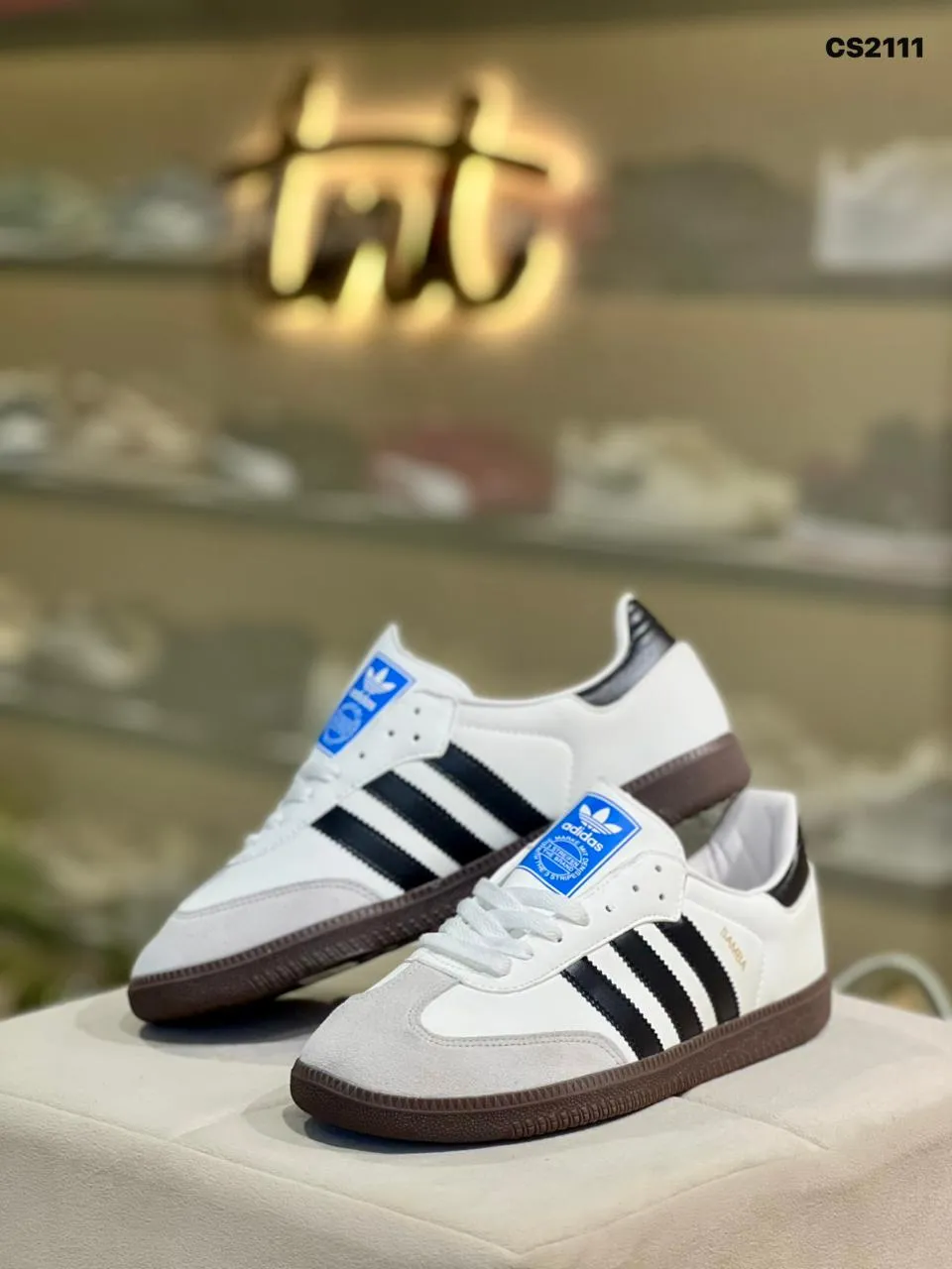 Terrace Classic in White & Black